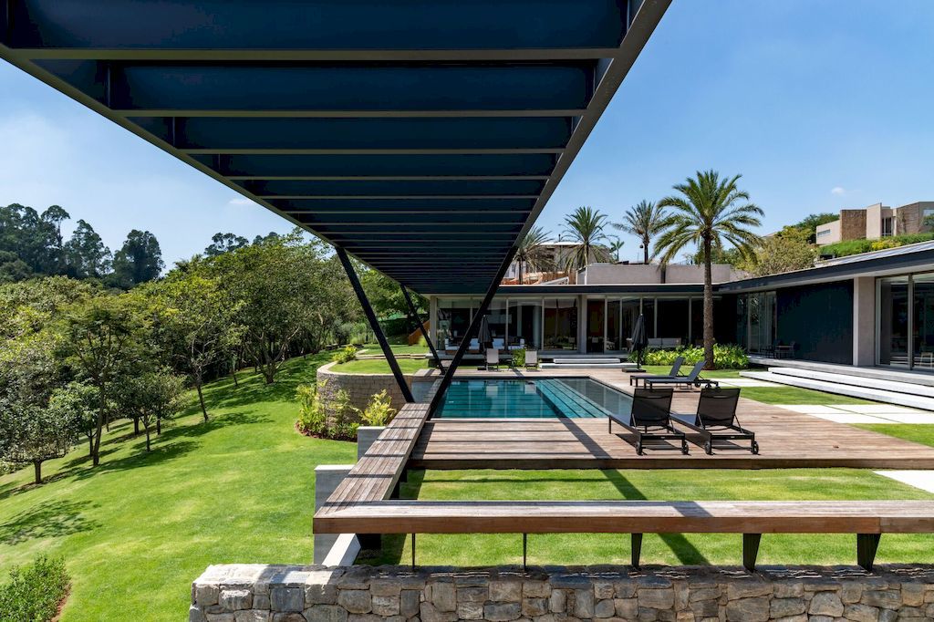 Casa La Dinda Offers Picturesque View by Alexandre Chaguri Arquitetura