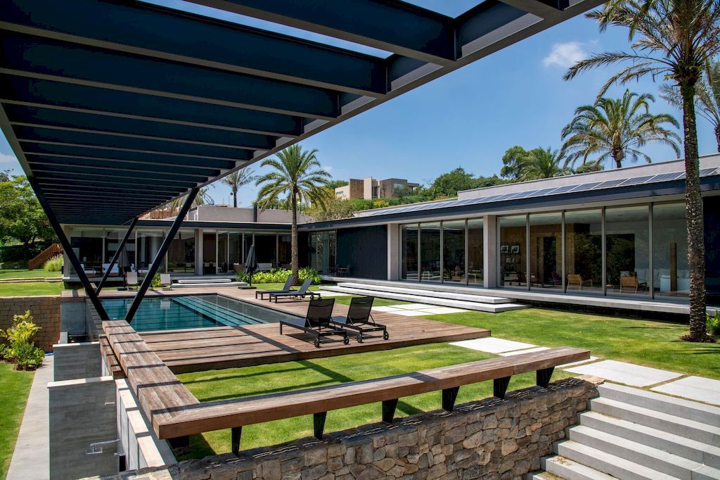 Casa La Dinda Offers Picturesque View by Alexandre Chaguri Arquitetura