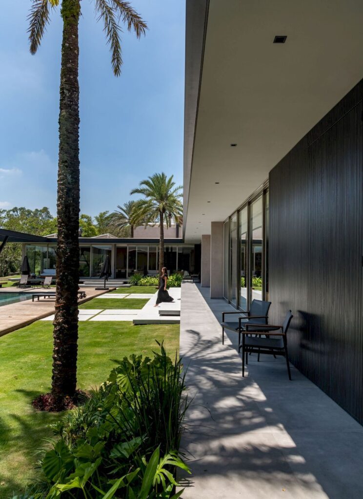 Casa La Dinda Offers Picturesque View by Alexandre Chaguri Arquitetura 6