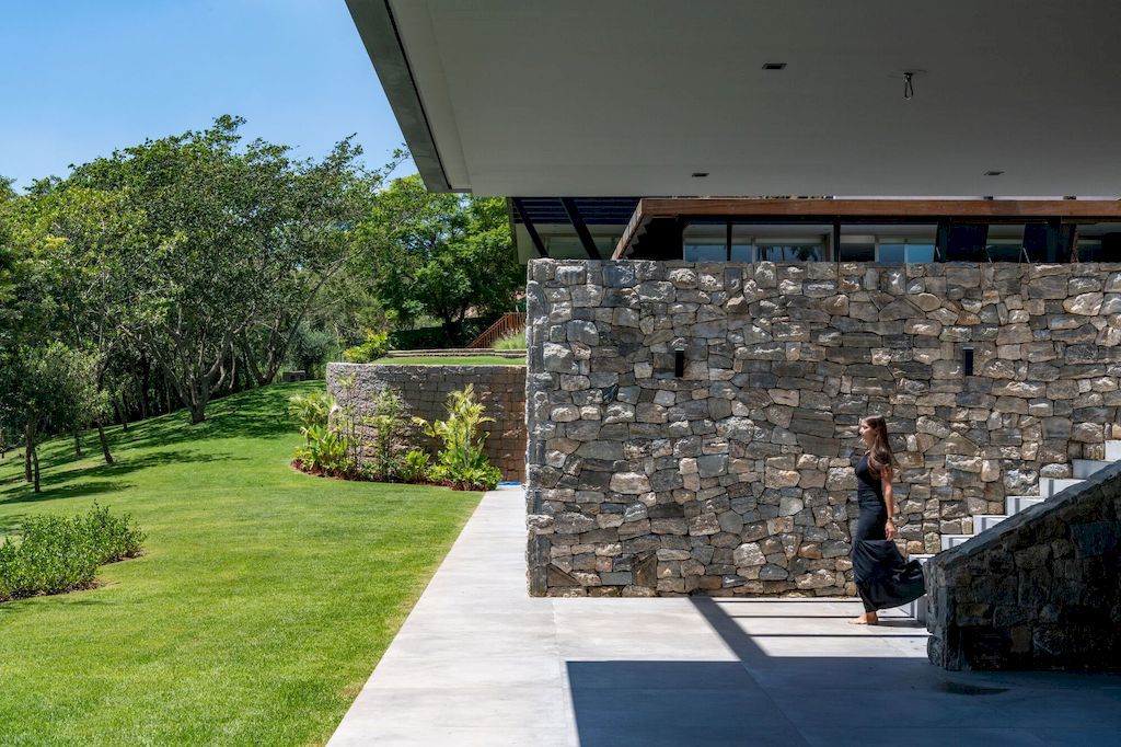 Casa La Dinda Offers Picturesque View by Alexandre Chaguri Arquitetura