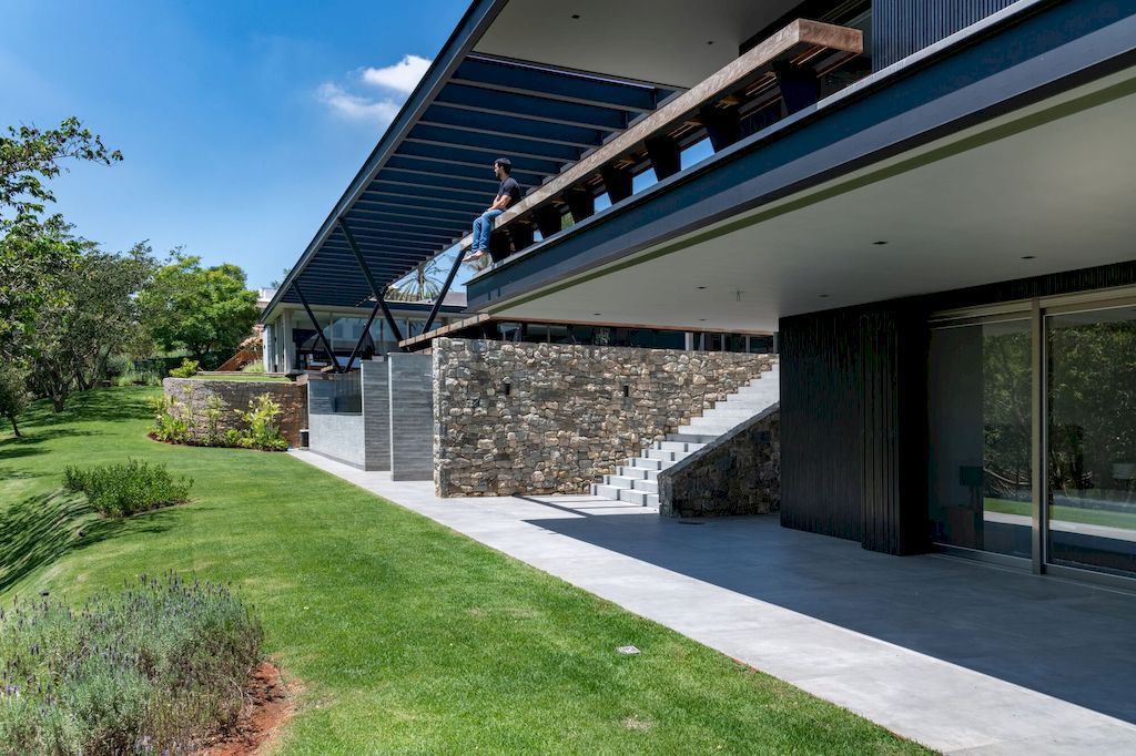 Casa La Dinda Offers Picturesque View by Alexandre Chaguri Arquitetura