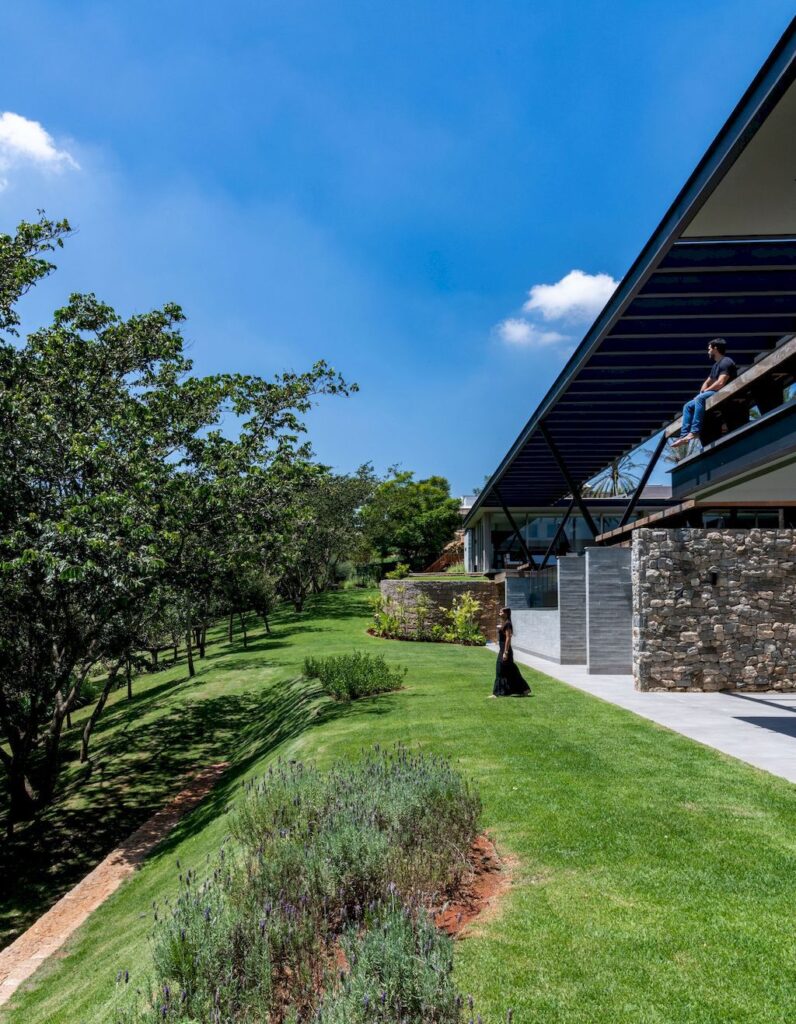 Casa La Dinda Offers Picturesque View by Alexandre Chaguri Arquitetura 9