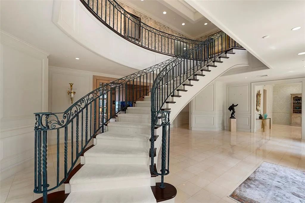 Discover 1405 Kimlira Lane, an exquisite Bayfront estate in Sarasota, Florida. Situated on 1.1 acres with 170 ft of shoreline, this 12,724 square feet masterpiece offers unparalleled luxury.
