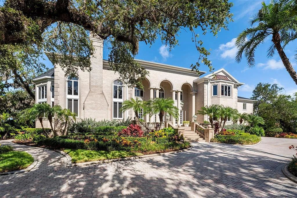 Discover 1405 Kimlira Lane, an exquisite Bayfront estate in Sarasota, Florida. Situated on 1.1 acres with 170 ft of shoreline, this 12,724 square feet masterpiece offers unparalleled luxury.