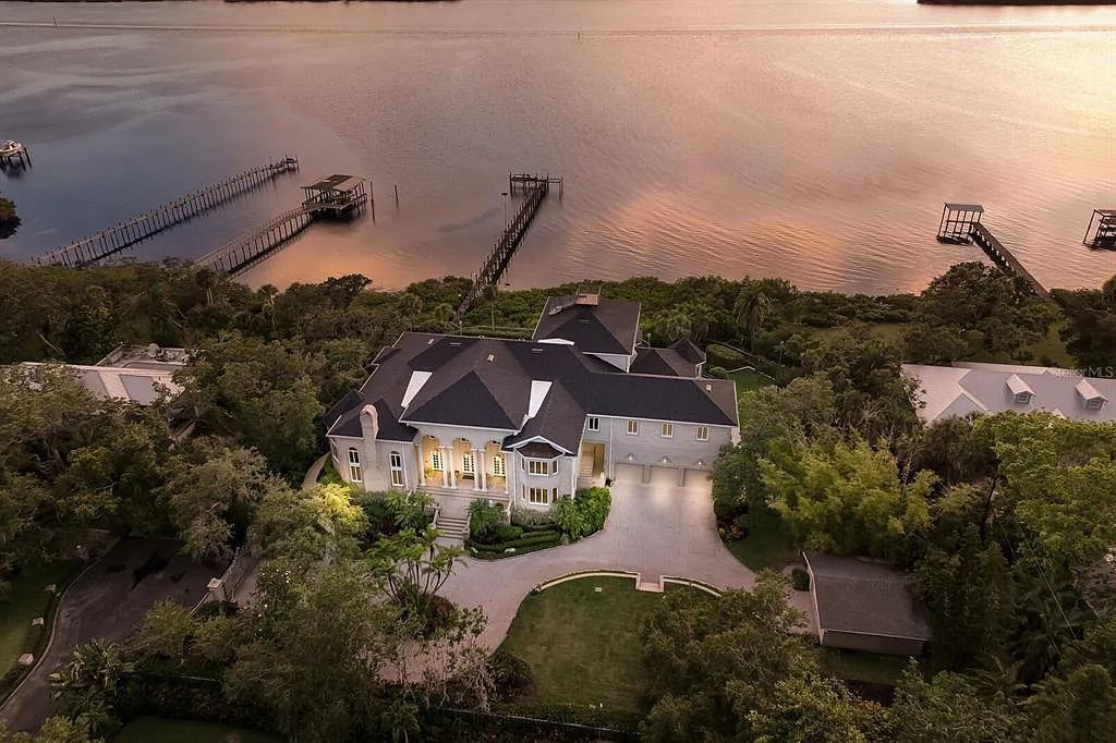 Discover 1405 Kimlira Lane, an exquisite Bayfront estate in Sarasota, Florida. Situated on 1.1 acres with 170 ft of shoreline, this 12,724 square feet masterpiece offers unparalleled luxury.