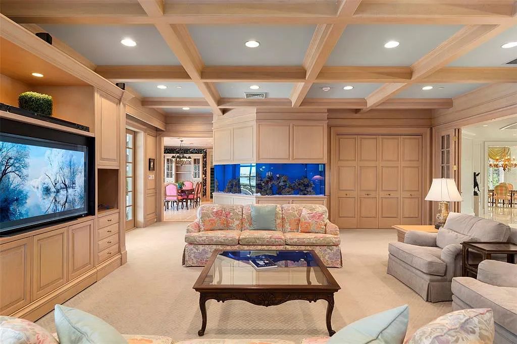 Discover 1405 Kimlira Lane, an exquisite Bayfront estate in Sarasota, Florida. Situated on 1.1 acres with 170 ft of shoreline, this 12,724 square feet masterpiece offers unparalleled luxury.