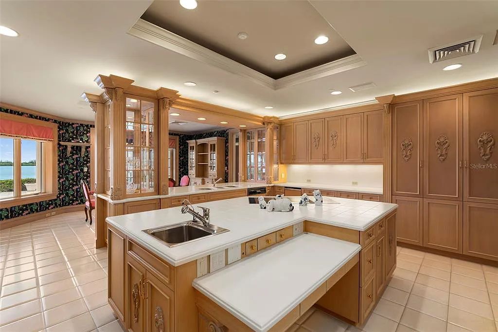 Discover 1405 Kimlira Lane, an exquisite Bayfront estate in Sarasota, Florida. Situated on 1.1 acres with 170 ft of shoreline, this 12,724 square feet masterpiece offers unparalleled luxury.