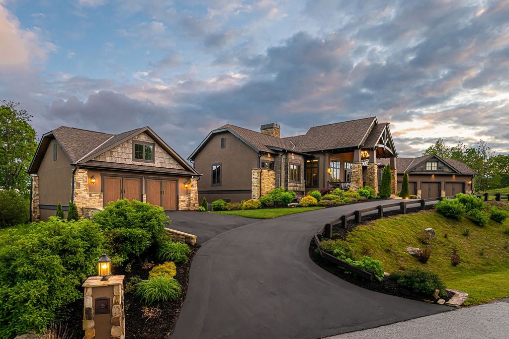 Hendersonville Retreat: Unparalleled Views and Exquisite Design Priced at $4.2 Million