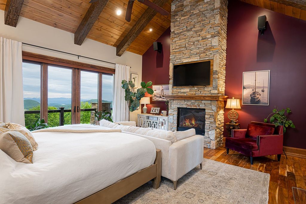 Hendersonville Retreat: Unparalleled Views and Exquisite Design Priced at $4.2 Million