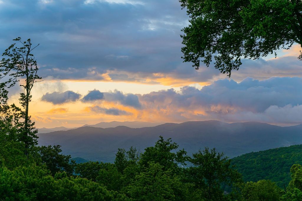 Hendersonville Retreat: Unparalleled Views and Exquisite Design Priced at $4.2 Million