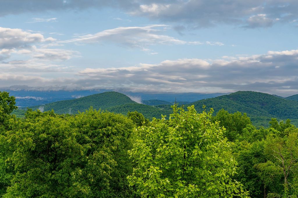 Hendersonville Retreat: Unparalleled Views and Exquisite Design Priced at $4.2 Million