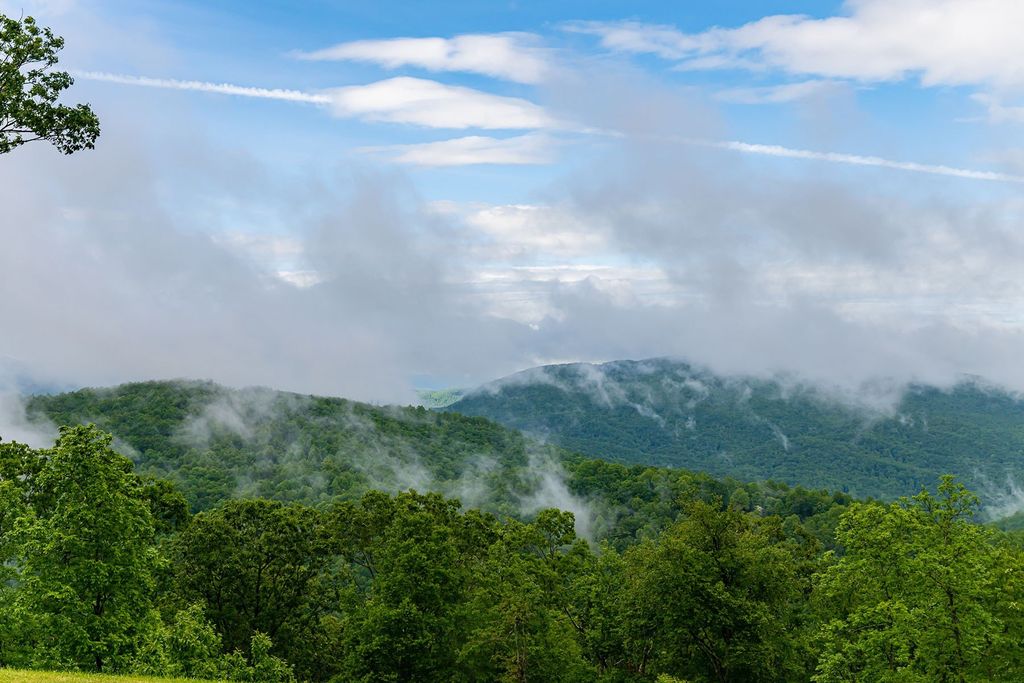 Hendersonville Retreat: Unparalleled Views and Exquisite Design Priced at $4.2 Million