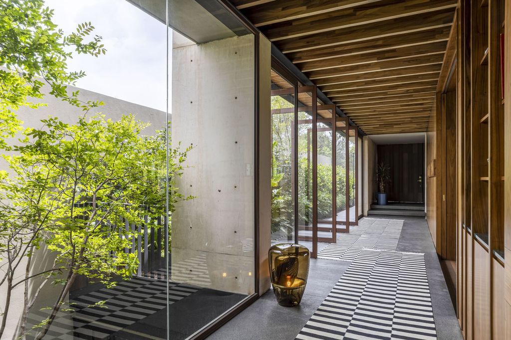 House PF for privacy and isolated spaces from outside by AE Arquitectos
