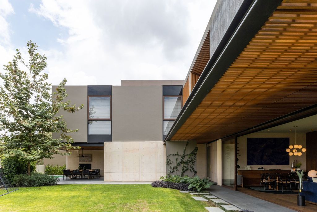 House PF for privacy and isolated spaces from outside by AE Arquitectos