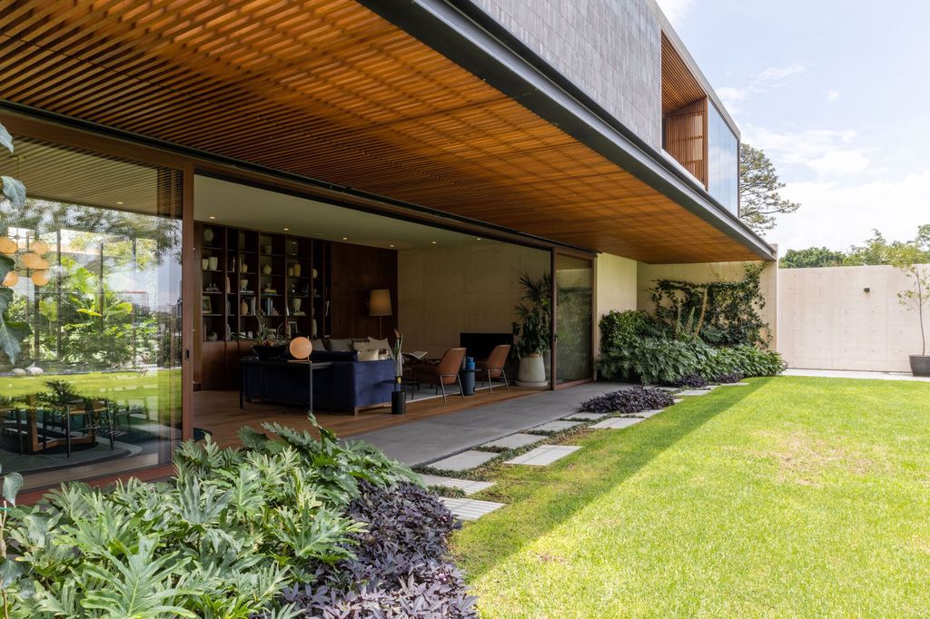 House PF for privacy and isolated spaces from outside by AE Arquitectos