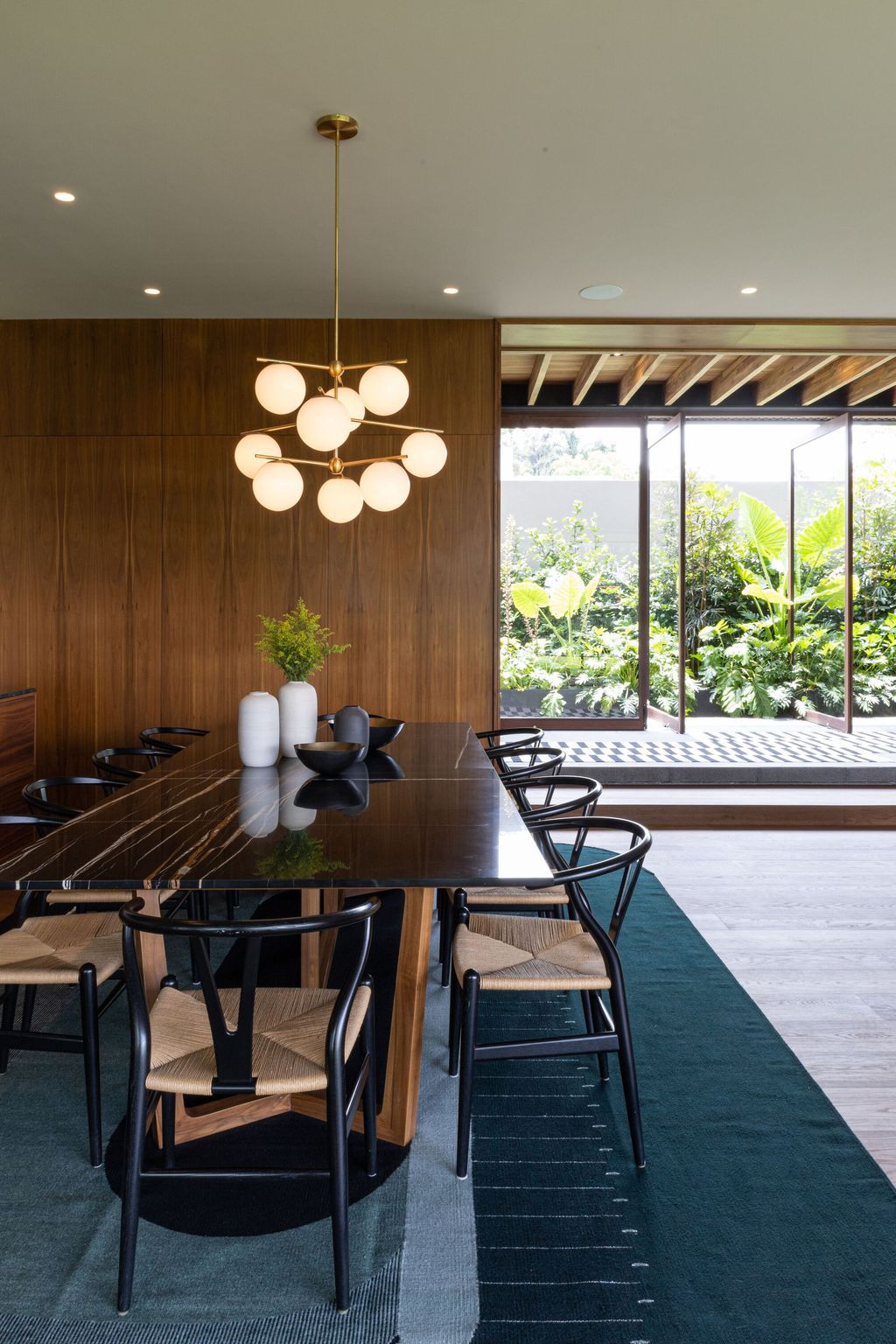 House PF for privacy and isolated spaces from outside by AE Arquitectos