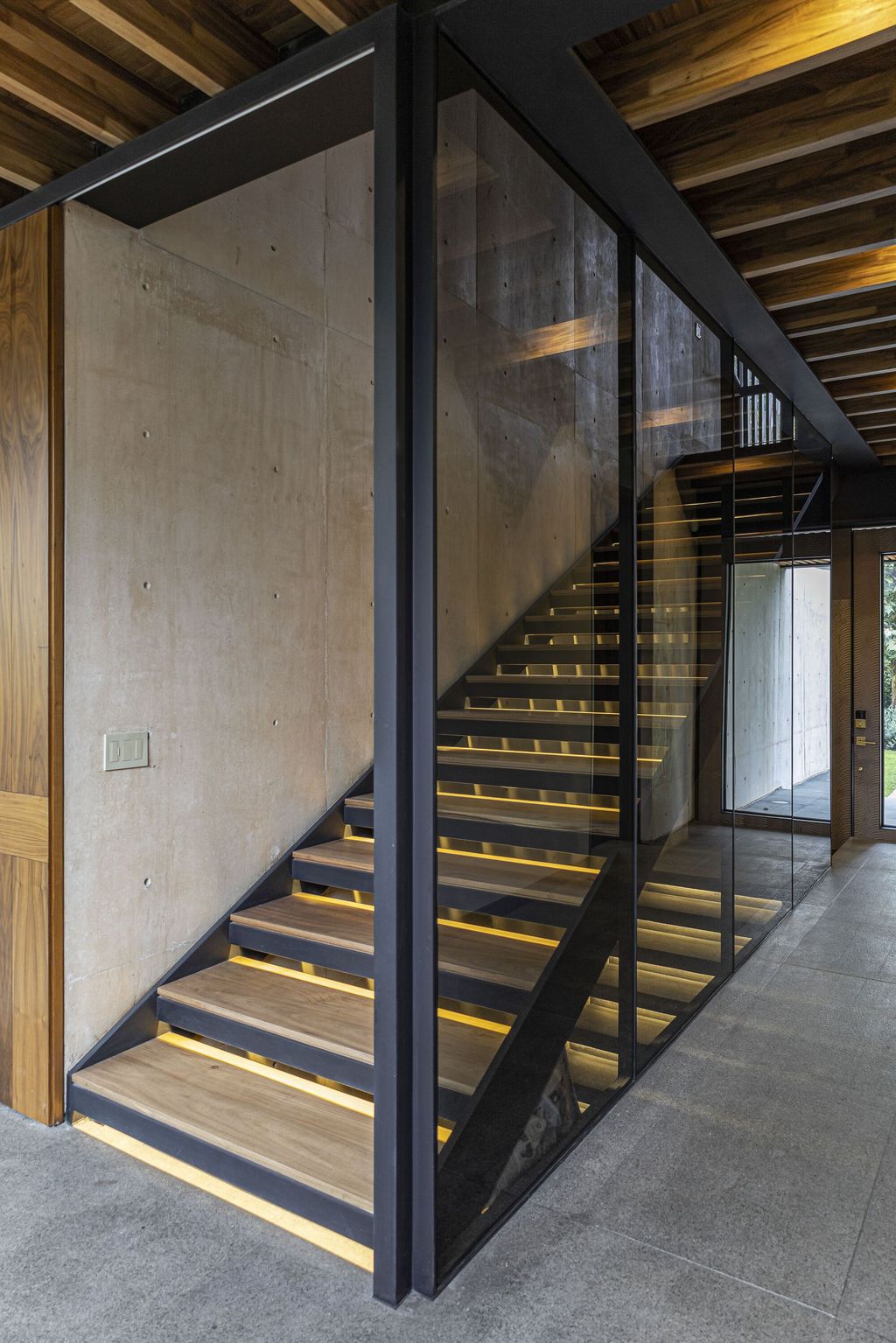 House PF for privacy and isolated spaces from outside by AE Arquitectos