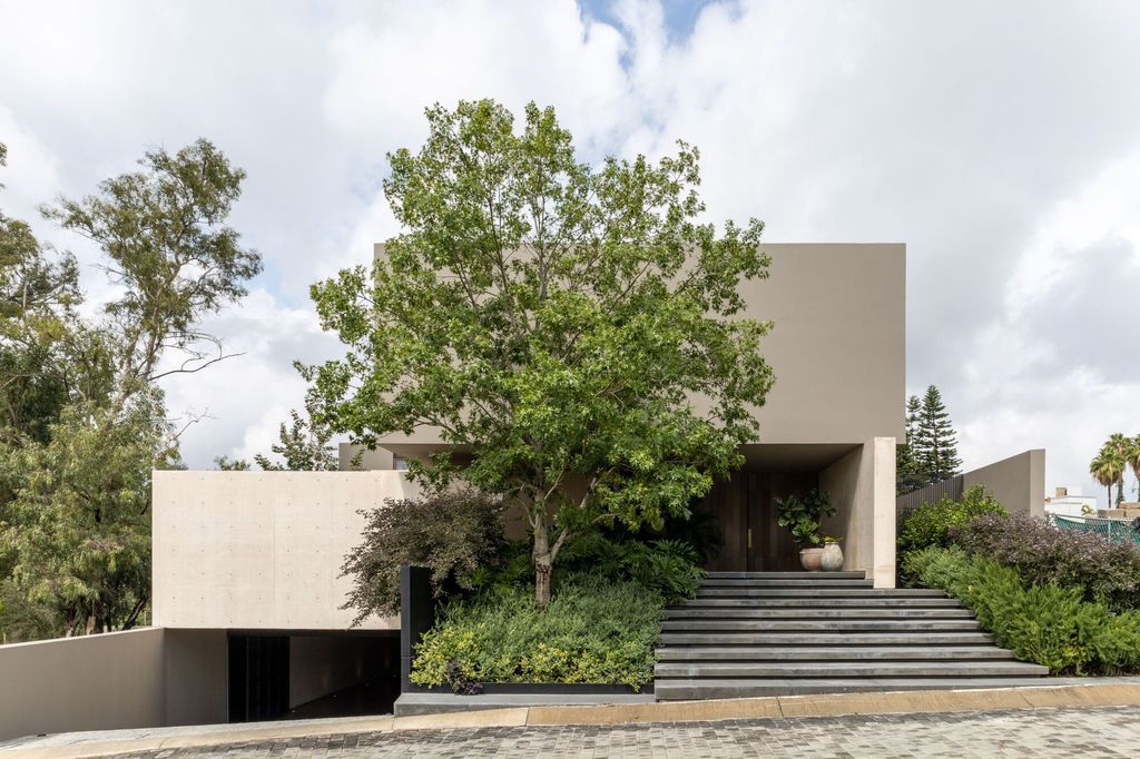 House PF for privacy and isolated spaces from outside by AE Arquitectos