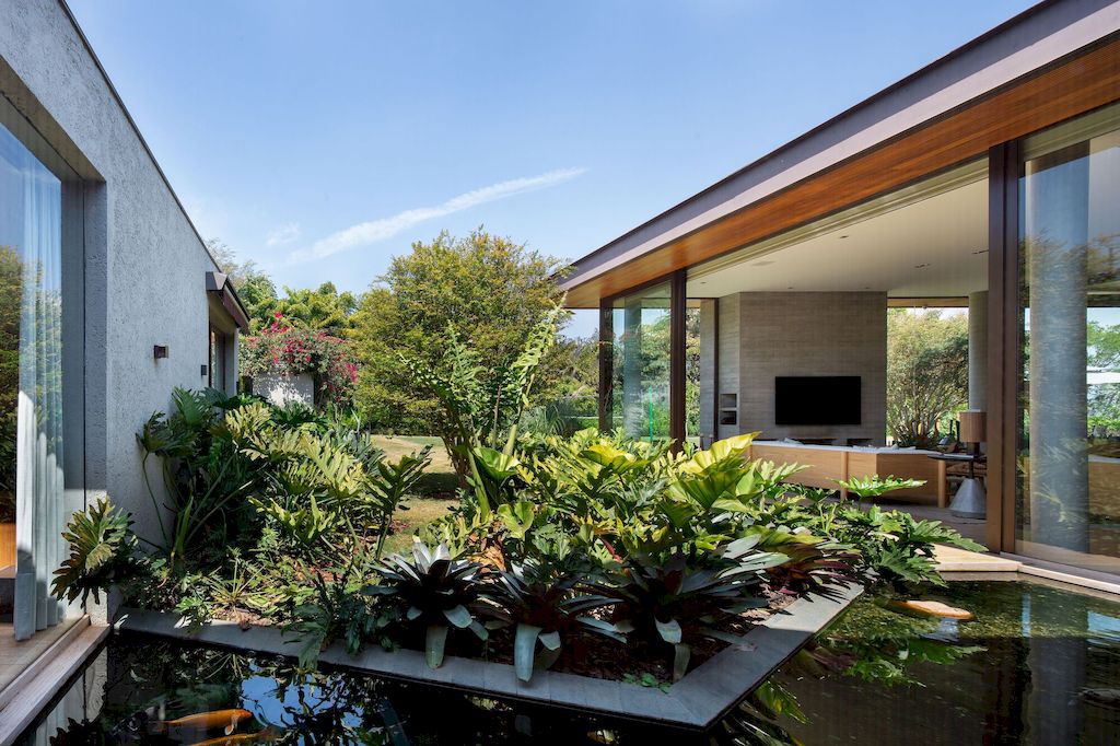 Mangabas Residence by Reinach Mendonça Arquitetos Associados