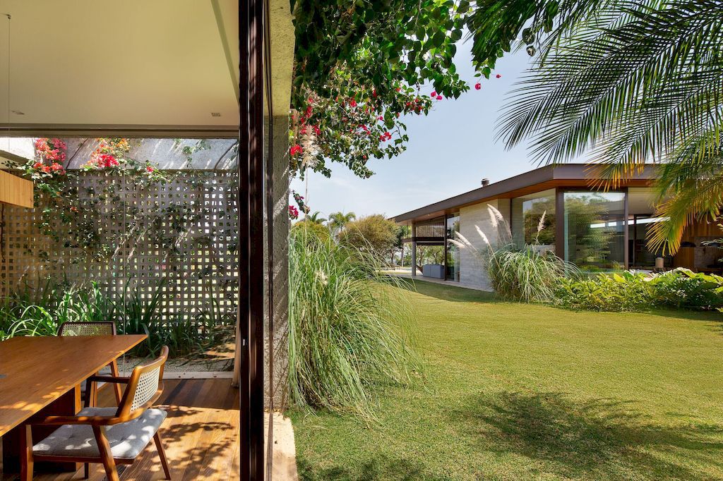 Mangabas Residence by Reinach Mendonça Arquitetos Associados
