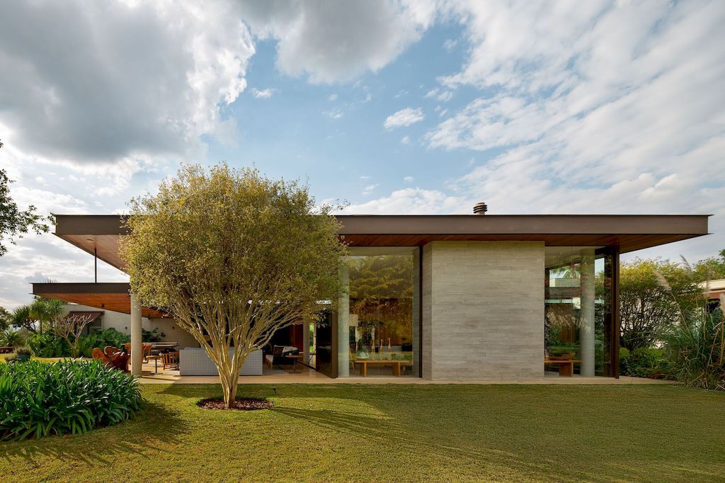 Mangabas Residence by Reinach Mendonça Arquitetos Associados