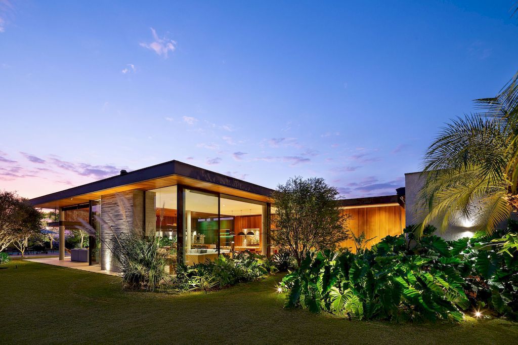 Mangabas Residence by Reinach Mendonça Arquitetos Associados
