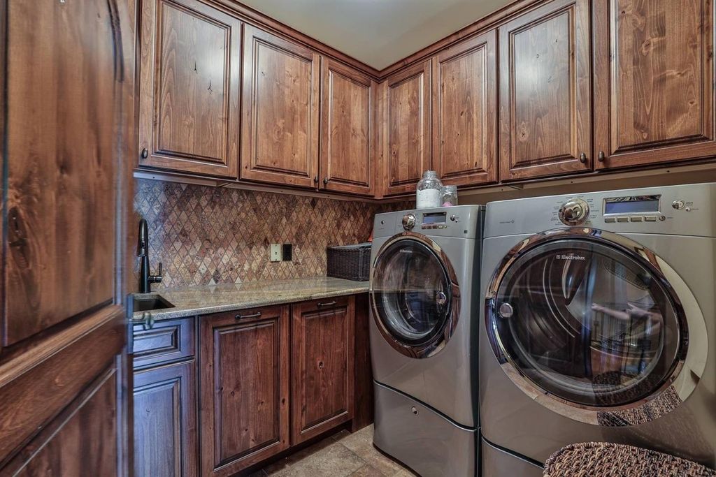 Opulent Cincinnati, OH Estate: Stunning Home with High-End Details Listed at $5.899M