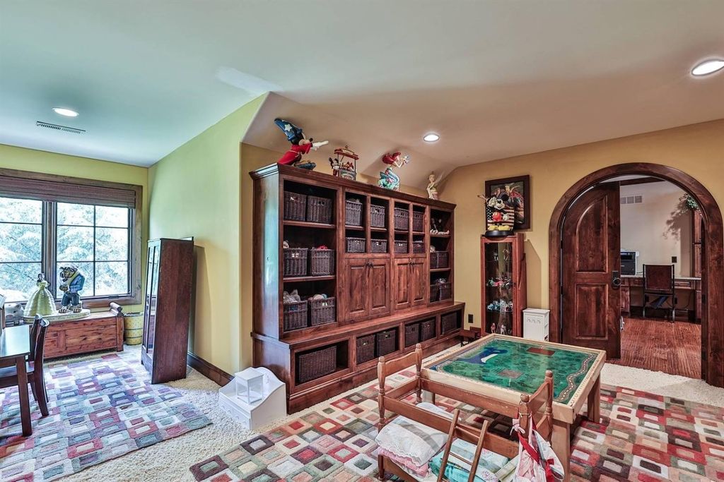 Opulent Cincinnati, OH Estate: Stunning Home with High-End Details Listed at $5.899M