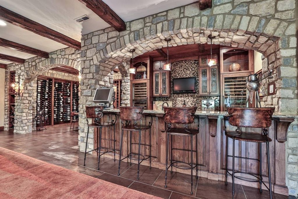 Opulent Cincinnati, OH Estate: Stunning Home with High-End Details Listed at $5.899M