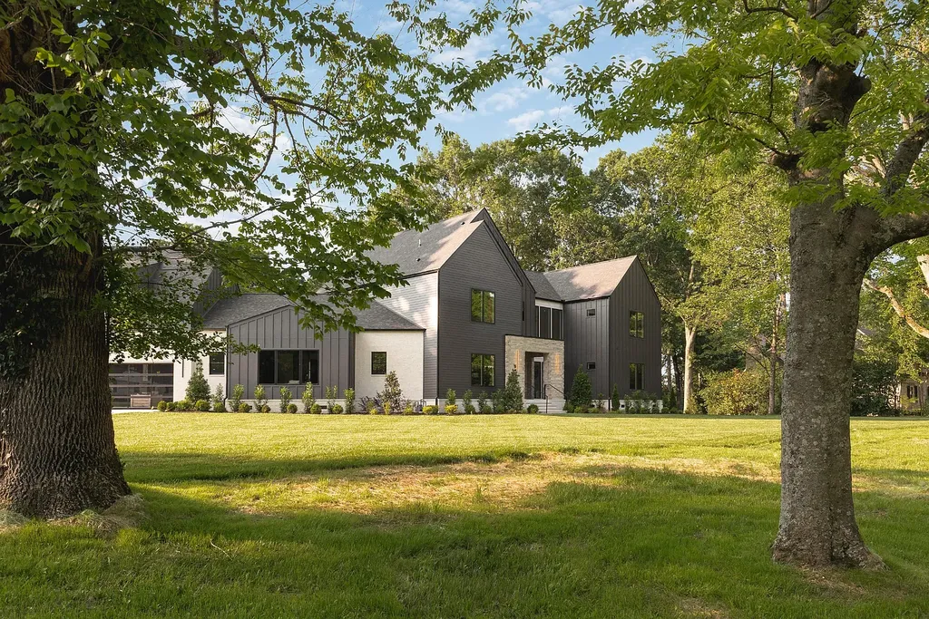6240 Bresslyn Road Home in Nashville, Tennessee. Province Builders LLC & Laura Greene Interiors have created a stunning contemporary masterpiece on a spacious one-acre lot in the desirable West Meade neighborhood. This home showcases impeccable attention to detail and a tasteful blend of sophistication and modernity. 