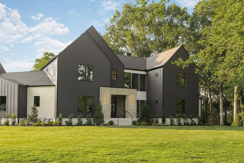 6240 Bresslyn Road Home in Nashville, Tennessee. Province Builders LLC & Laura Greene Interiors have created a stunning contemporary masterpiece on a spacious one-acre lot in the desirable West Meade neighborhood. This home showcases impeccable attention to detail and a tasteful blend of sophistication and modernity. 