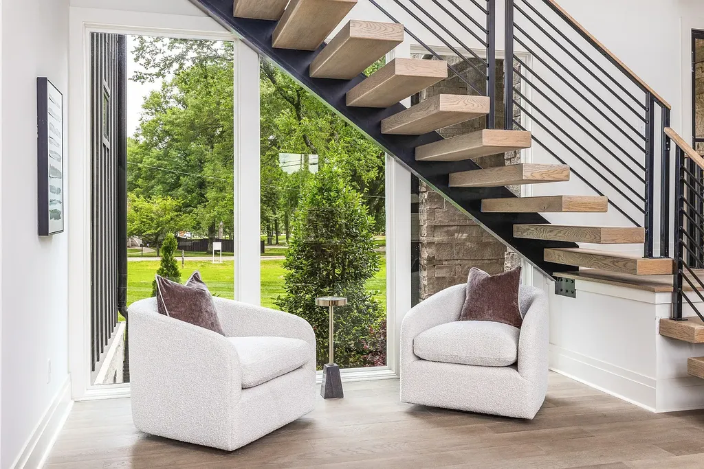 6240 Bresslyn Road Home in Nashville, Tennessee. Province Builders LLC & Laura Greene Interiors have created a stunning contemporary masterpiece on a spacious one-acre lot in the desirable West Meade neighborhood. This home showcases impeccable attention to detail and a tasteful blend of sophistication and modernity. 