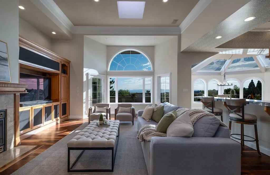 Discover the exquisite luxury of Eagle's Nest, a unique and meticulously designed estate in the prestigious gated community. Enjoy panoramic views, soaring ceilings, and a perfect blend of modern comfort and timeless elegance. This magnificent property features a chef's kitchen, a wine cellar, a resort-style pool area, and much more. 