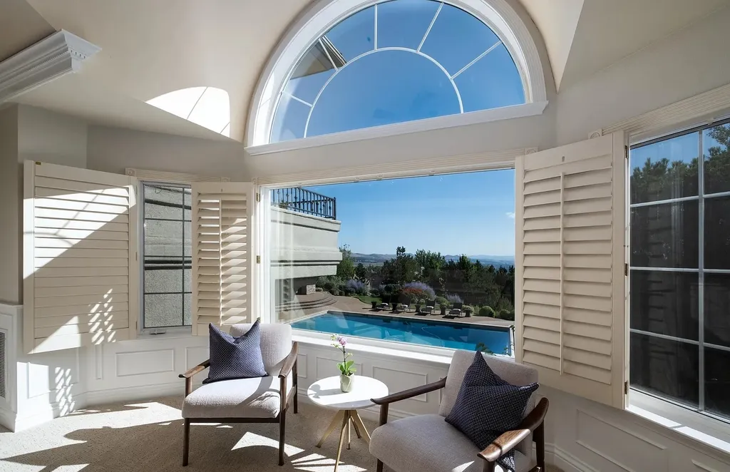 Discover the exquisite luxury of Eagle's Nest, a unique and meticulously designed estate in the prestigious gated community. Enjoy panoramic views, soaring ceilings, and a perfect blend of modern comfort and timeless elegance. This magnificent property features a chef's kitchen, a wine cellar, a resort-style pool area, and much more. 