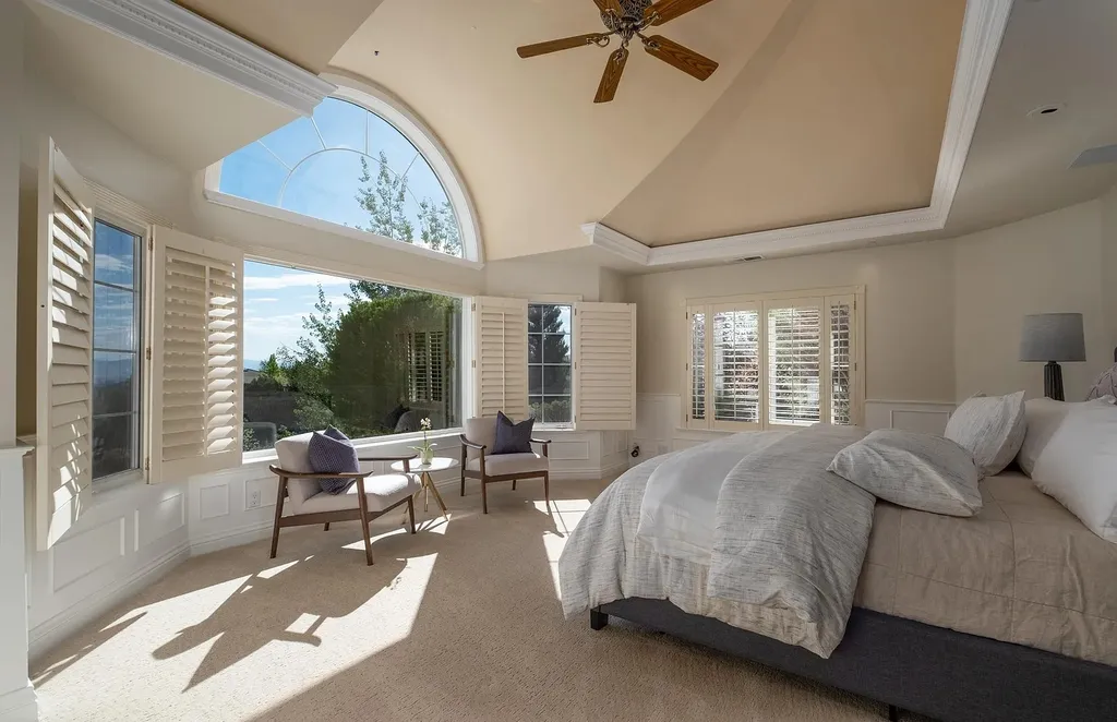 Discover the exquisite luxury of Eagle's Nest, a unique and meticulously designed estate in the prestigious gated community. Enjoy panoramic views, soaring ceilings, and a perfect blend of modern comfort and timeless elegance. This magnificent property features a chef's kitchen, a wine cellar, a resort-style pool area, and much more. 