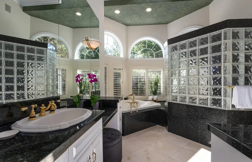 Discover the exquisite luxury of Eagle's Nest, a unique and meticulously designed estate in the prestigious gated community. Enjoy panoramic views, soaring ceilings, and a perfect blend of modern comfort and timeless elegance. This magnificent property features a chef's kitchen, a wine cellar, a resort-style pool area, and much more. 
