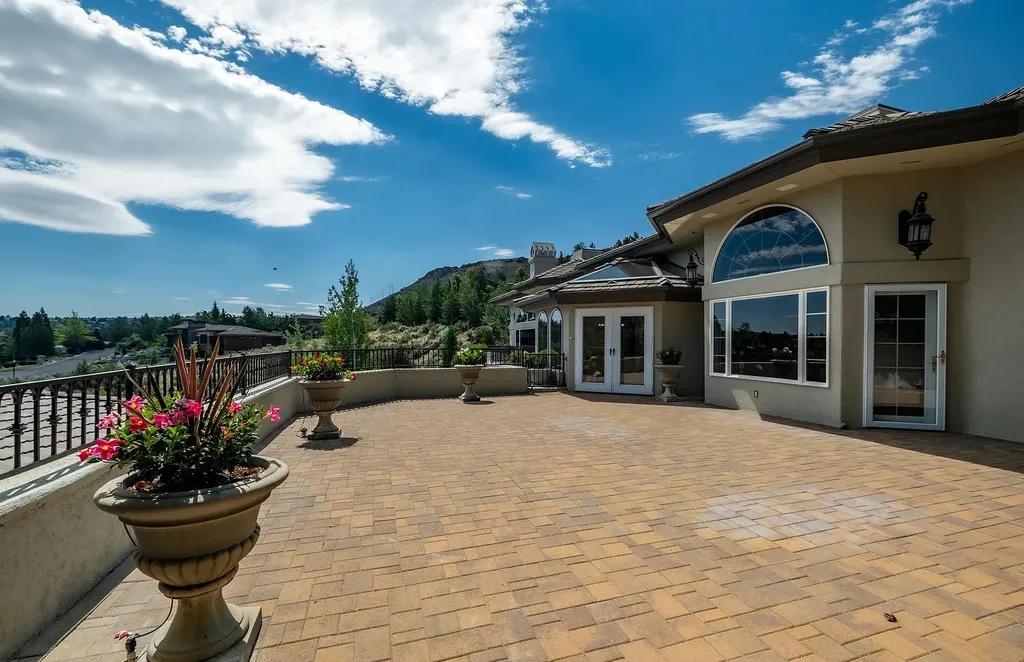 Discover the exquisite luxury of Eagle's Nest, a unique and meticulously designed estate in the prestigious gated community. Enjoy panoramic views, soaring ceilings, and a perfect blend of modern comfort and timeless elegance. This magnificent property features a chef's kitchen, a wine cellar, a resort-style pool area, and much more. 