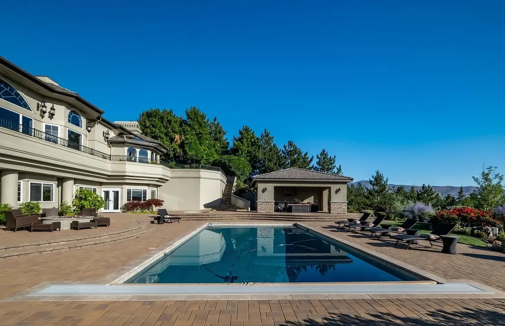 Discover the exquisite luxury of Eagle's Nest, a unique and meticulously designed estate in the prestigious gated community. Enjoy panoramic views, soaring ceilings, and a perfect blend of modern comfort and timeless elegance. This magnificent property features a chef's kitchen, a wine cellar, a resort-style pool area, and much more. 