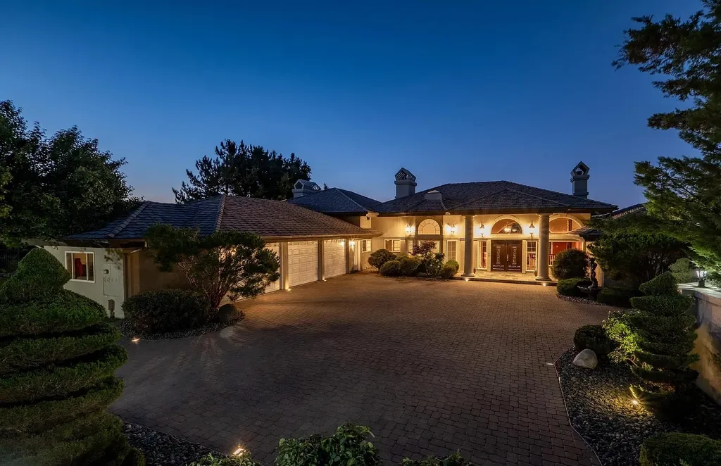 Discover the exquisite luxury of Eagle's Nest, a unique and meticulously designed estate in the prestigious gated community. Enjoy panoramic views, soaring ceilings, and a perfect blend of modern comfort and timeless elegance. This magnificent property features a chef's kitchen, a wine cellar, a resort-style pool area, and much more. 