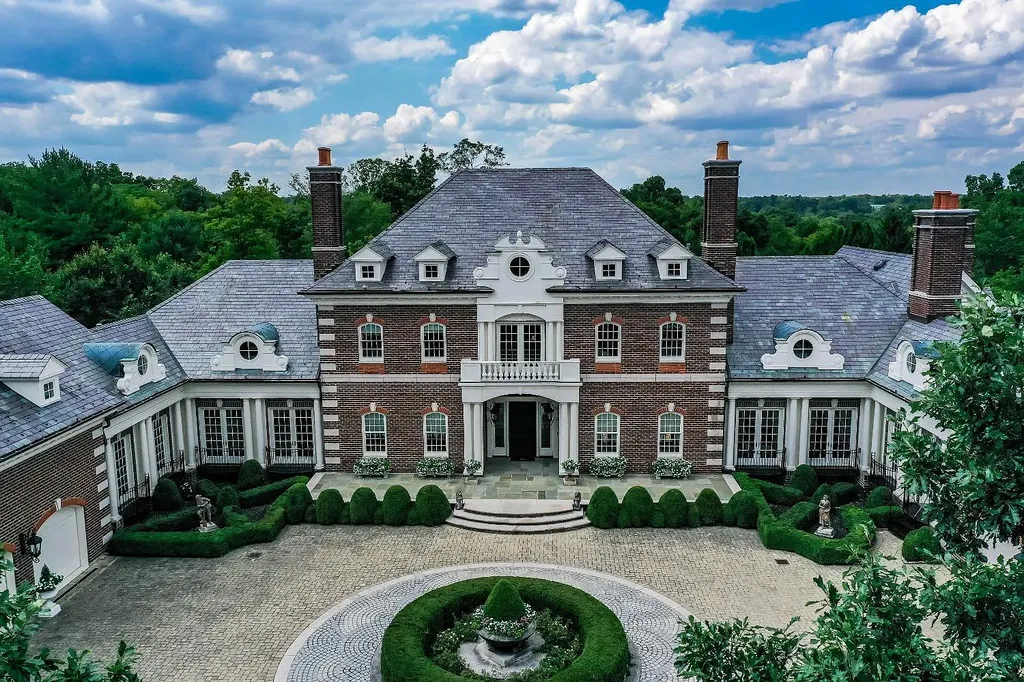 8600 Camargo Road Home in Cincinnati, Ohio. Welcome to The Oaks, an extraordinary 17-acre private estate that embodies grandeur and elegance at every turn. This Georgian-style masterpiece offers an abundance of rooms designed for entertainment and dining, making it the perfect setting for hosting unforgettable gatherings.