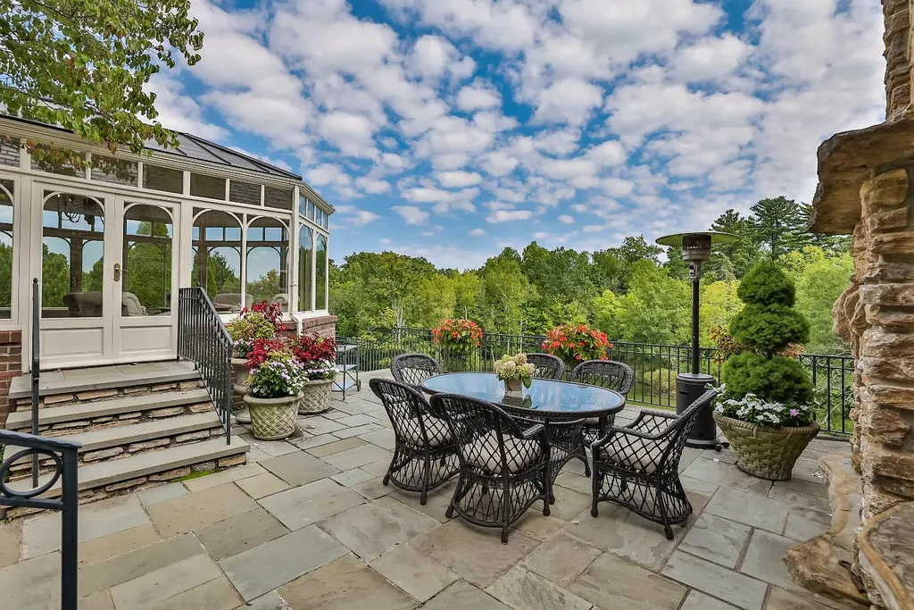 8600 Camargo Road Home in Cincinnati, Ohio. Welcome to The Oaks, an extraordinary 17-acre private estate that embodies grandeur and elegance at every turn. This Georgian-style masterpiece offers an abundance of rooms designed for entertainment and dining, making it the perfect setting for hosting unforgettable gatherings.