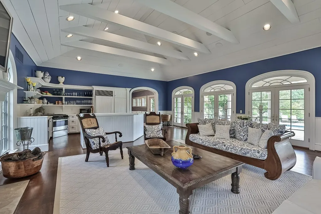 8600 Camargo Road Home in Cincinnati, Ohio. Welcome to The Oaks, an extraordinary 17-acre private estate that embodies grandeur and elegance at every turn. This Georgian-style masterpiece offers an abundance of rooms designed for entertainment and dining, making it the perfect setting for hosting unforgettable gatherings.