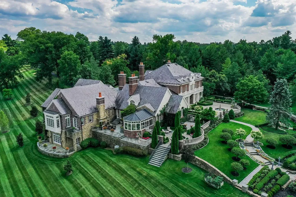 8600 Camargo Road Home in Cincinnati, Ohio. Welcome to The Oaks, an extraordinary 17-acre private estate that embodies grandeur and elegance at every turn. This Georgian-style masterpiece offers an abundance of rooms designed for entertainment and dining, making it the perfect setting for hosting unforgettable gatherings.