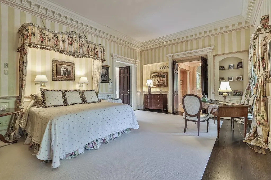 8600 Camargo Road Home in Cincinnati, Ohio. Welcome to The Oaks, an extraordinary 17-acre private estate that embodies grandeur and elegance at every turn. This Georgian-style masterpiece offers an abundance of rooms designed for entertainment and dining, making it the perfect setting for hosting unforgettable gatherings.