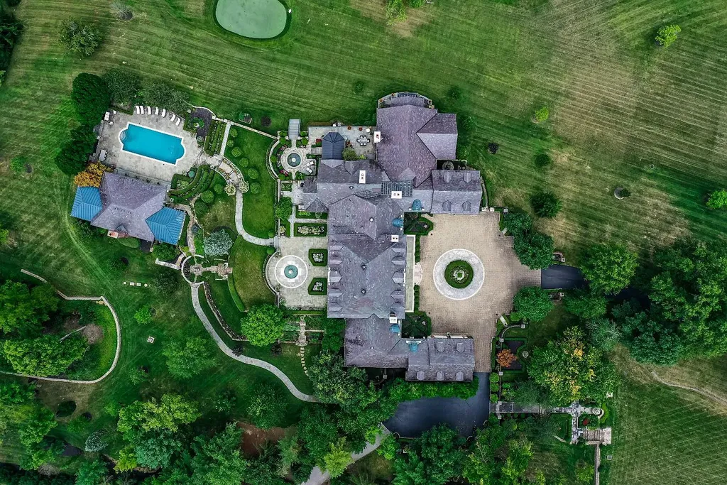 8600 Camargo Road Home in Cincinnati, Ohio. Welcome to The Oaks, an extraordinary 17-acre private estate that embodies grandeur and elegance at every turn. This Georgian-style masterpiece offers an abundance of rooms designed for entertainment and dining, making it the perfect setting for hosting unforgettable gatherings.