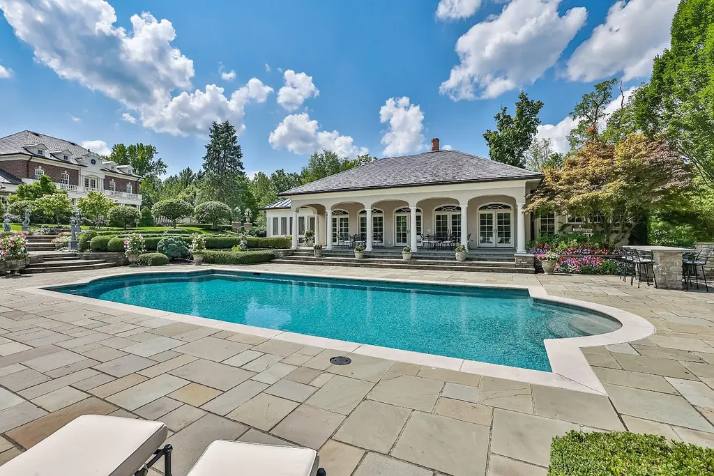 8600 Camargo Road Home in Cincinnati, Ohio. Welcome to The Oaks, an extraordinary 17-acre private estate that embodies grandeur and elegance at every turn. This Georgian-style masterpiece offers an abundance of rooms designed for entertainment and dining, making it the perfect setting for hosting unforgettable gatherings.