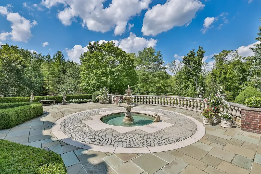 8600 Camargo Road Home in Cincinnati, Ohio. Welcome to The Oaks, an extraordinary 17-acre private estate that embodies grandeur and elegance at every turn. This Georgian-style masterpiece offers an abundance of rooms designed for entertainment and dining, making it the perfect setting for hosting unforgettable gatherings.