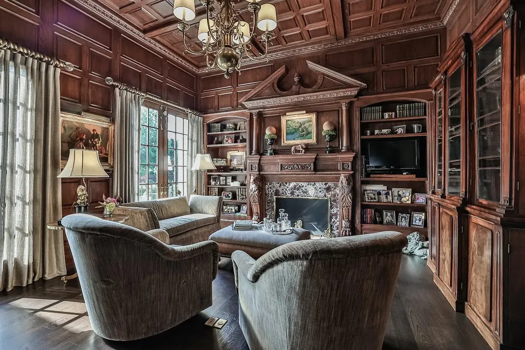 8600 Camargo Road Home in Cincinnati, Ohio. Welcome to The Oaks, an extraordinary 17-acre private estate that embodies grandeur and elegance at every turn. This Georgian-style masterpiece offers an abundance of rooms designed for entertainment and dining, making it the perfect setting for hosting unforgettable gatherings.