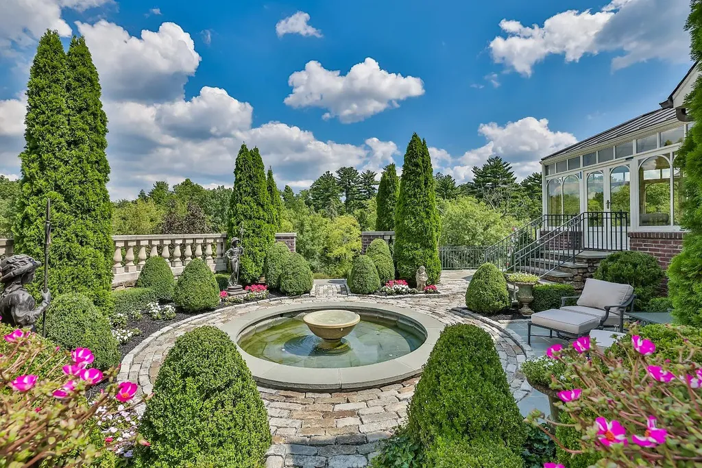 8600 Camargo Road Home in Cincinnati, Ohio. Welcome to The Oaks, an extraordinary 17-acre private estate that embodies grandeur and elegance at every turn. This Georgian-style masterpiece offers an abundance of rooms designed for entertainment and dining, making it the perfect setting for hosting unforgettable gatherings.