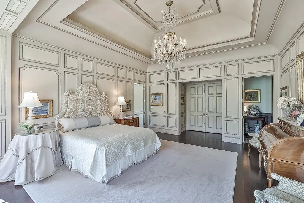 8600 Camargo Road Home in Cincinnati, Ohio. Welcome to The Oaks, an extraordinary 17-acre private estate that embodies grandeur and elegance at every turn. This Georgian-style masterpiece offers an abundance of rooms designed for entertainment and dining, making it the perfect setting for hosting unforgettable gatherings.
